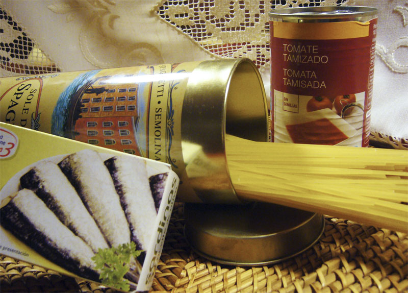 Espaguetis con sardinas y salsa de tomate - Blogs contra el hambre.jpg