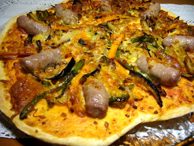 Pizza de salchichas y verduras