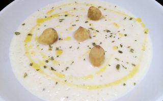 Crema fría de espárragos blancos y queso karaván