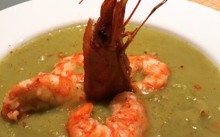 Crema tibia de coliflor, brócoli y judía verde con langostinos