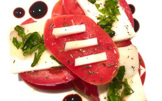 Milhojas de tomate con queso de cabra, jengibre y limón